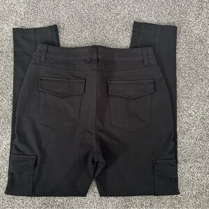 Time and Tru Women's Mid Rise Straight Utility Pants in Black.
Size: 8 Women”s